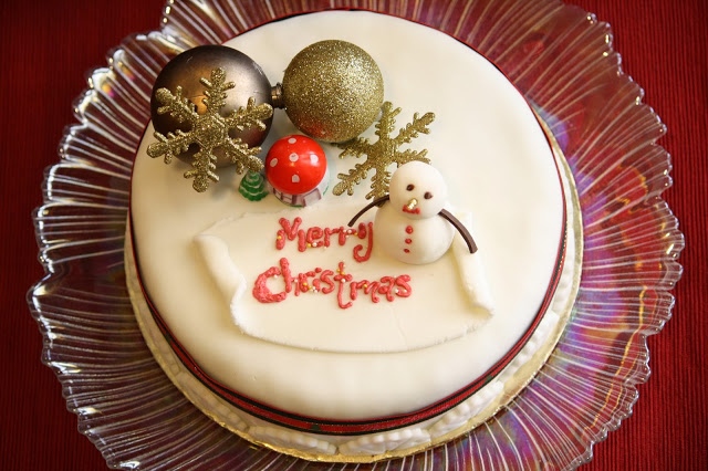 CAKE CELEBRATION: CHRISTMAS FRUIT CAKE AT THE BAKERY 