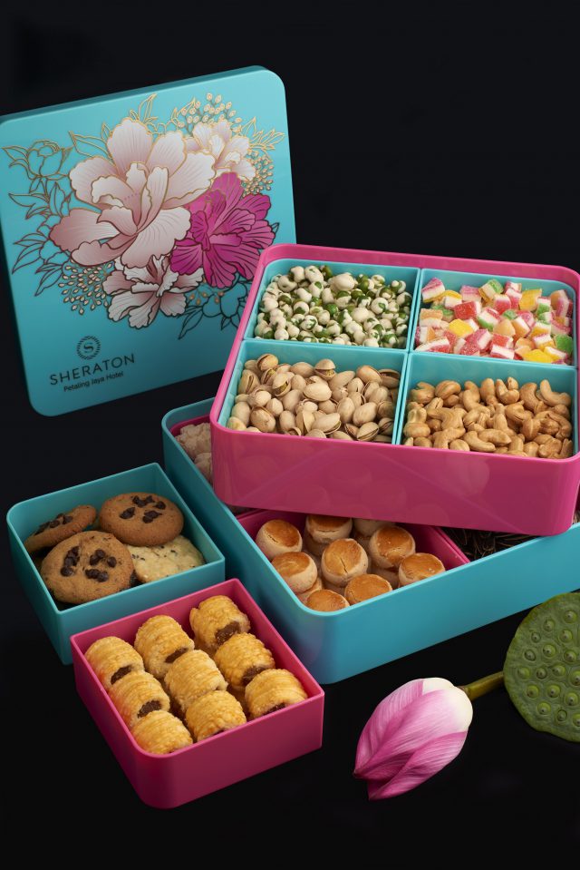 Sheraton Petaling Jaya Features Fresh And Vibrant Fuchsia And Tiffany Blue Mooncake Boxes This Mid Autumn Malaysian Foodie